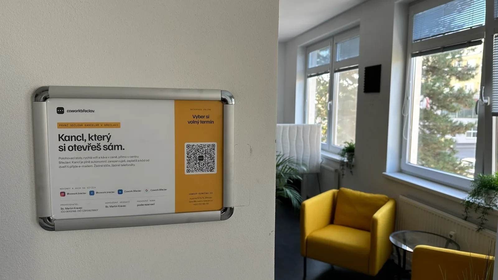 Informační cedule Cowork Břeclav a pohled do relax zóny se žlutými křesly
