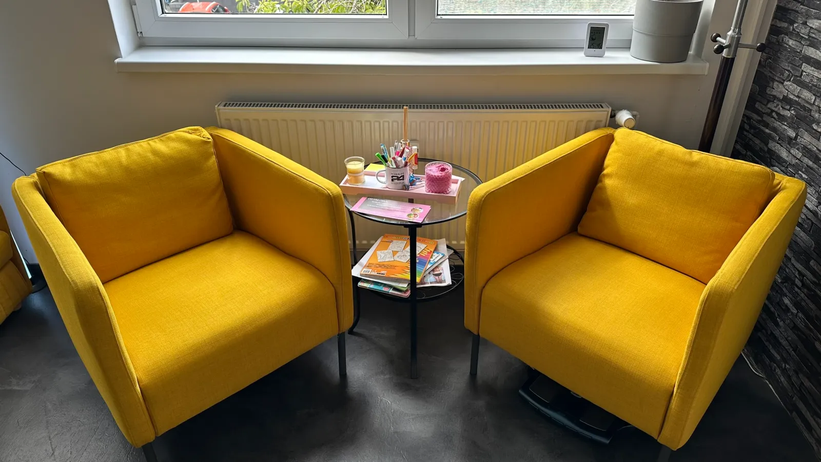 Dvě žlutá křesla a konferenční stolek v relax zóně